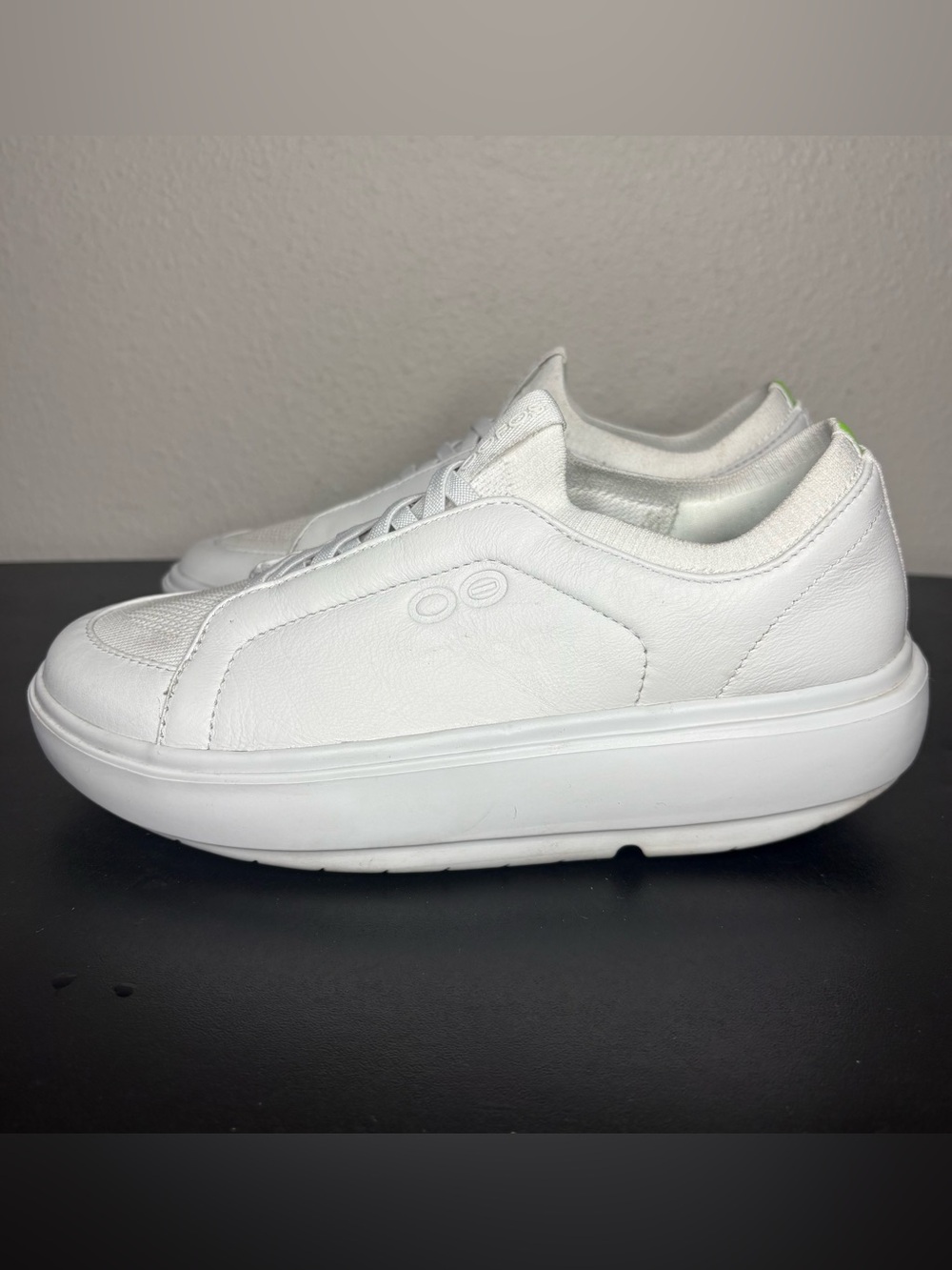 Oofos OOmg Club+ Sneakers Womens 7.5 White Leather Recovery Comfort Shoes 7070 - Picture 3 of 7